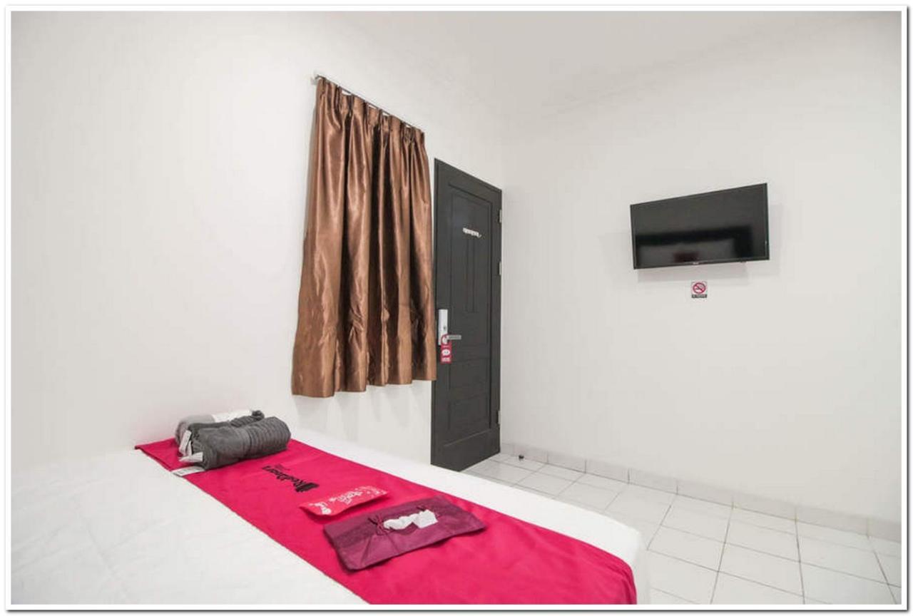 Hotel Reddoorz @ Ruko Itc Roxy Mas Yakarta Exterior foto