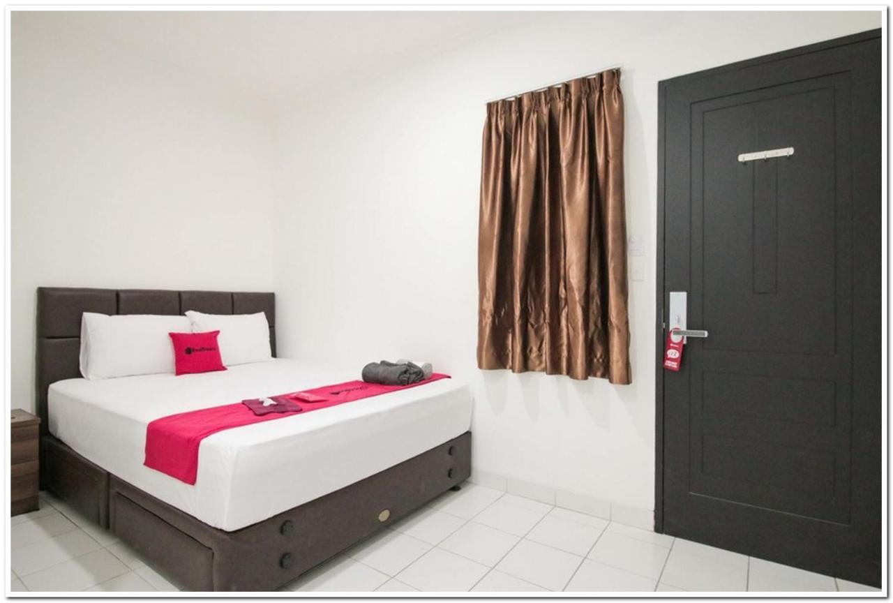 Hotel Reddoorz @ Ruko Itc Roxy Mas Yakarta Exterior foto