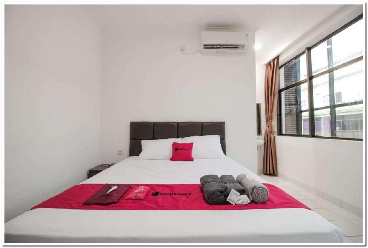 Hotel Reddoorz @ Ruko Itc Roxy Mas Yakarta Exterior foto